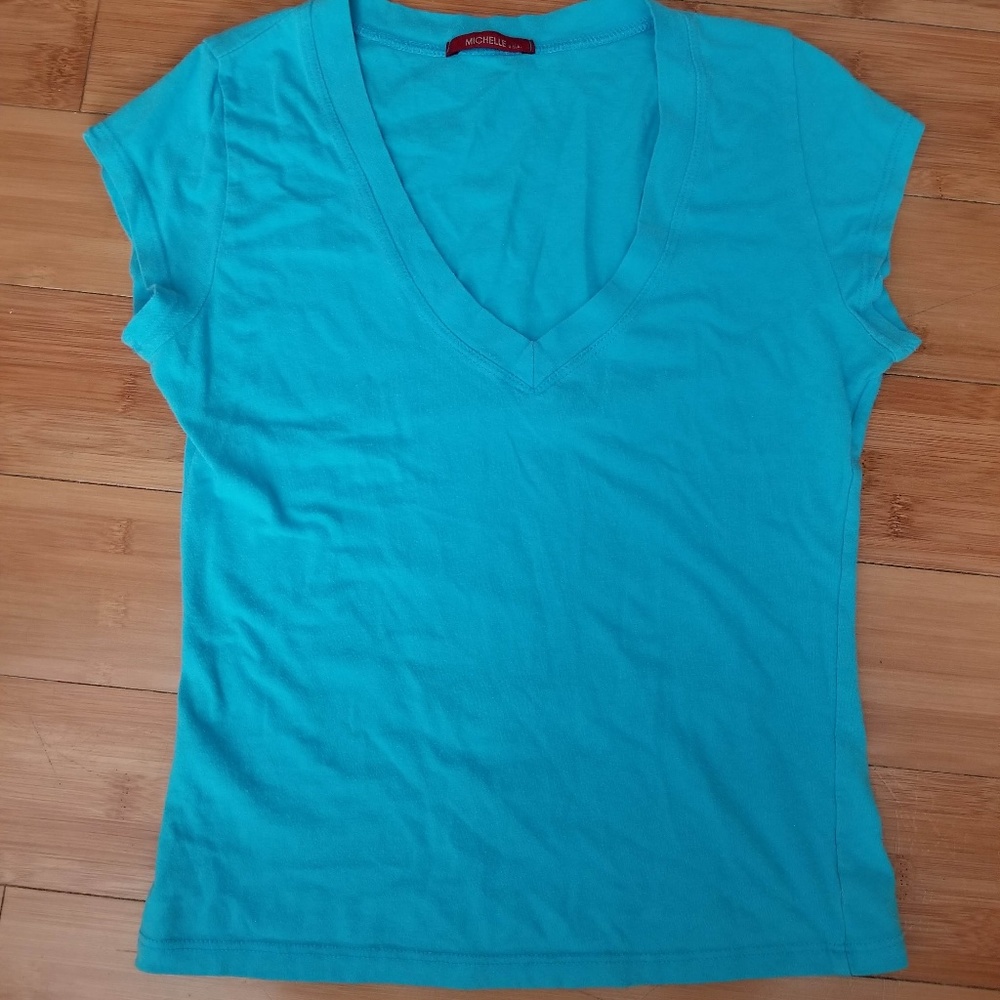 Super cute Blue V neck top
